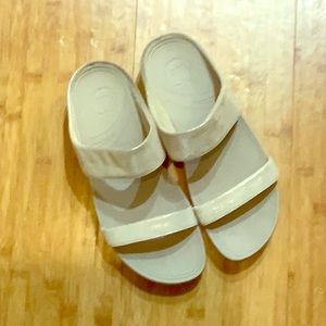 EUC Like New FitFlops, Beige Shimmer LuLu, Sz 9/41